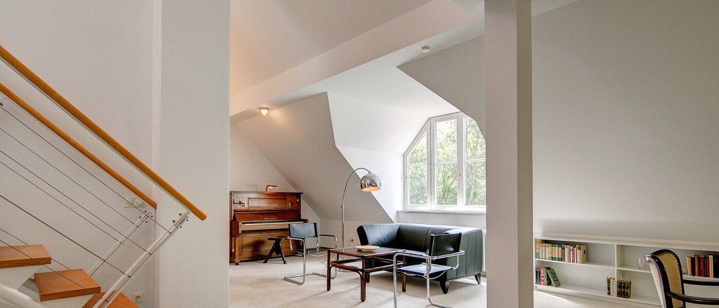 アティック・フラット（屋根裏） München Solln 02 リビングルーム 8785