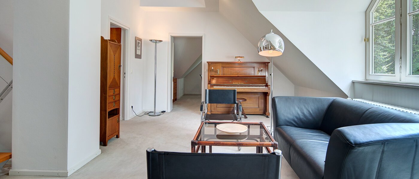 アティック・フラット（屋根裏） München Solln 04 リビングルーム 8785