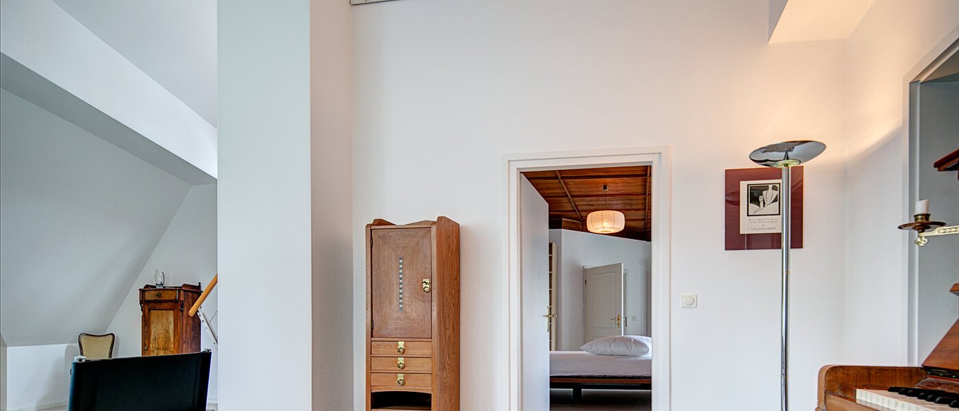 アティック・フラット（屋根裏） München Solln 05 リビングルーム 8785