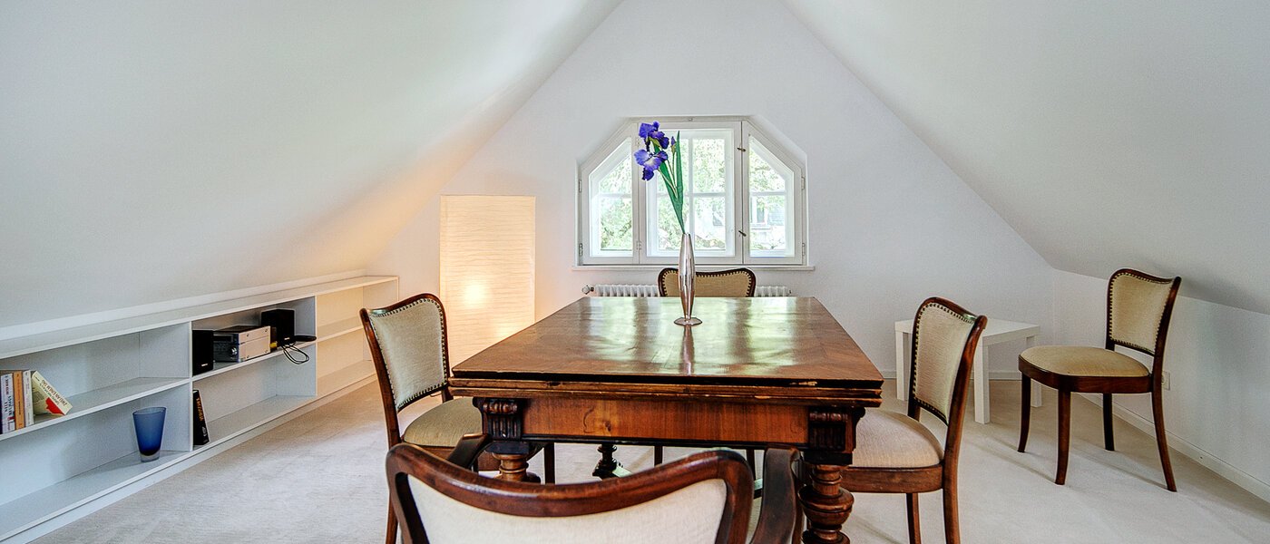 アティック・フラット（屋根裏） München Solln 01 ダイニング 8785