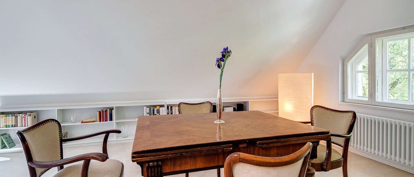 アティック・フラット（屋根裏） München Solln 02 ダイニング 8785