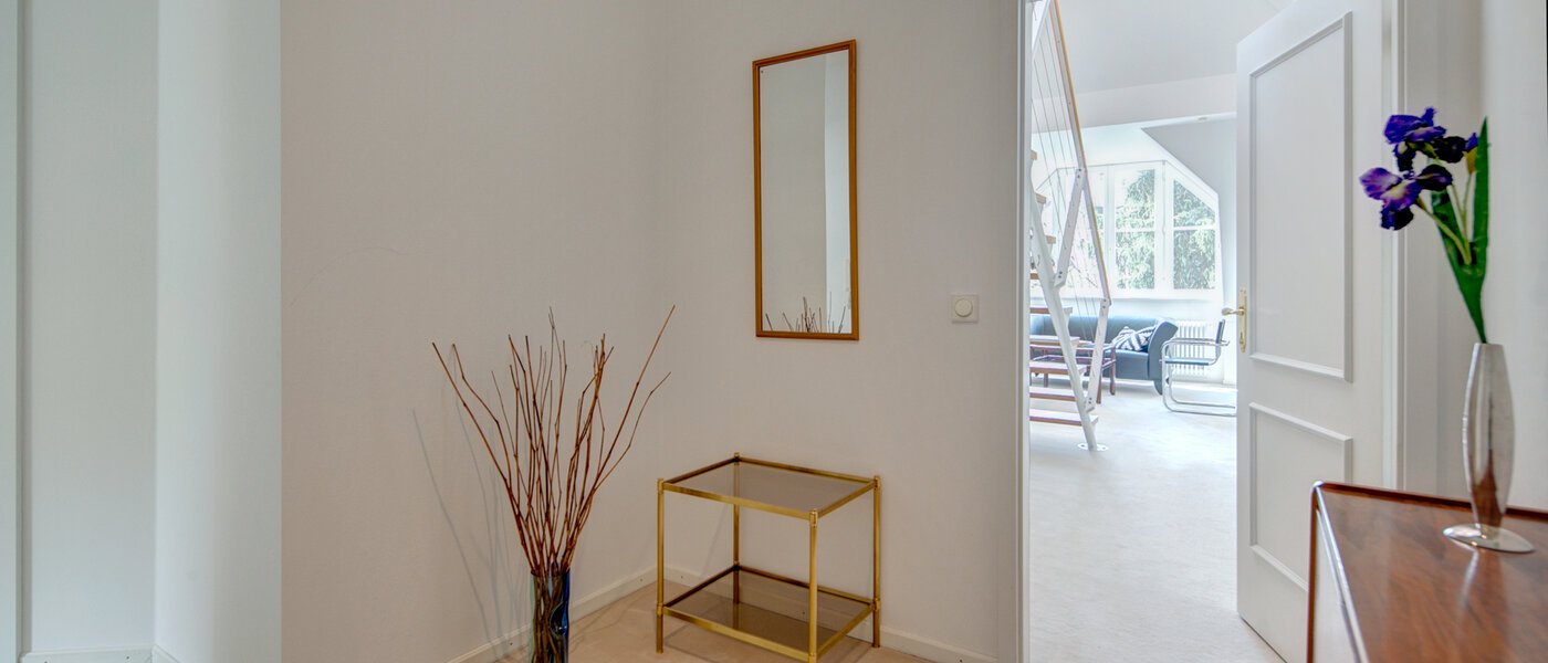 アティック・フラット（屋根裏） München Solln 01 玄関入り口 8785