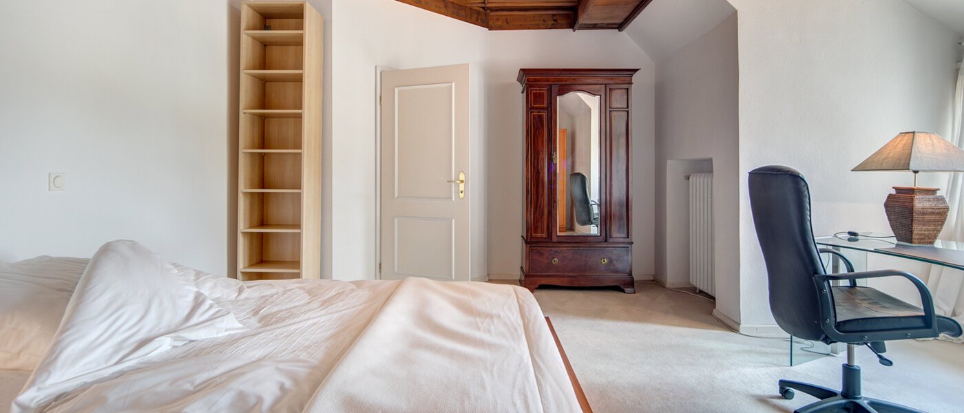 アティック・フラット（屋根裏） München Solln 03 寝室 8785