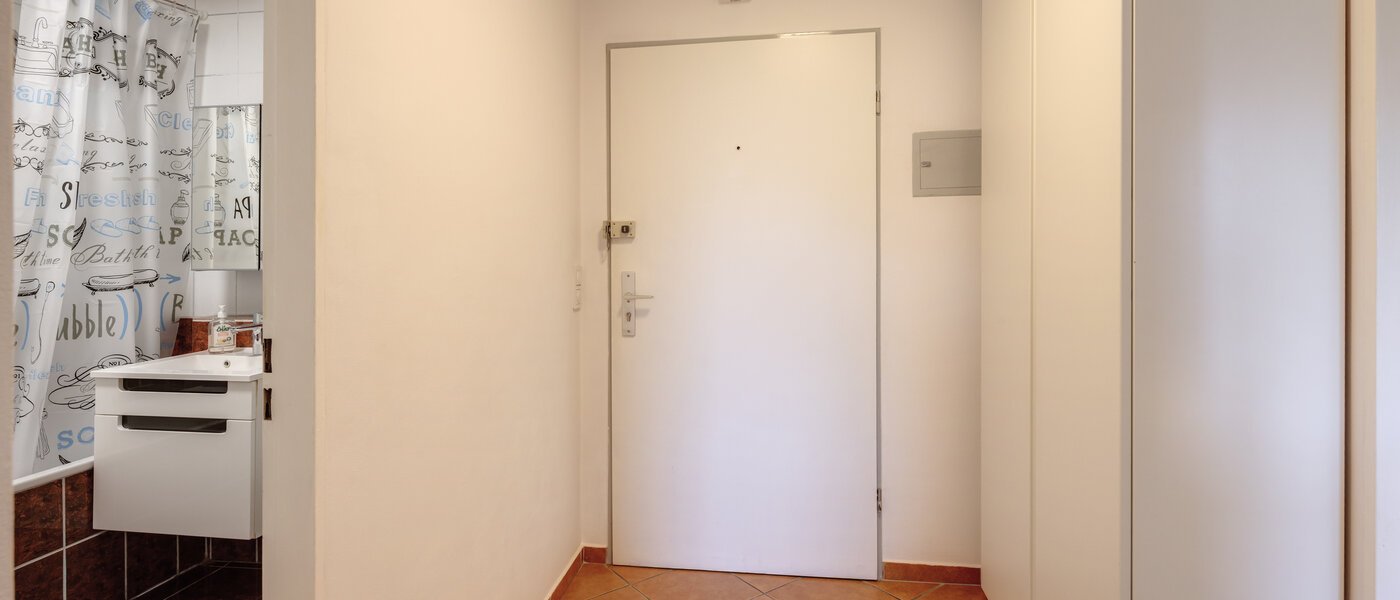 アティック・フラット（屋根裏） München Trudering 02 玄関入り口 9072