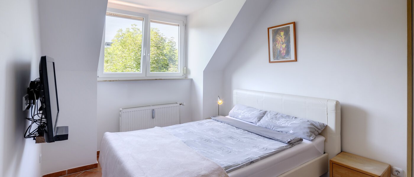 アティック・フラット（屋根裏） München Trudering 01 寝室 9072