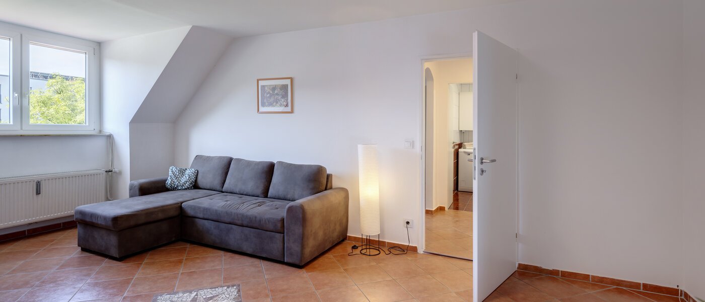 アティック・フラット（屋根裏） München Trudering 02 リビングルーム 9072