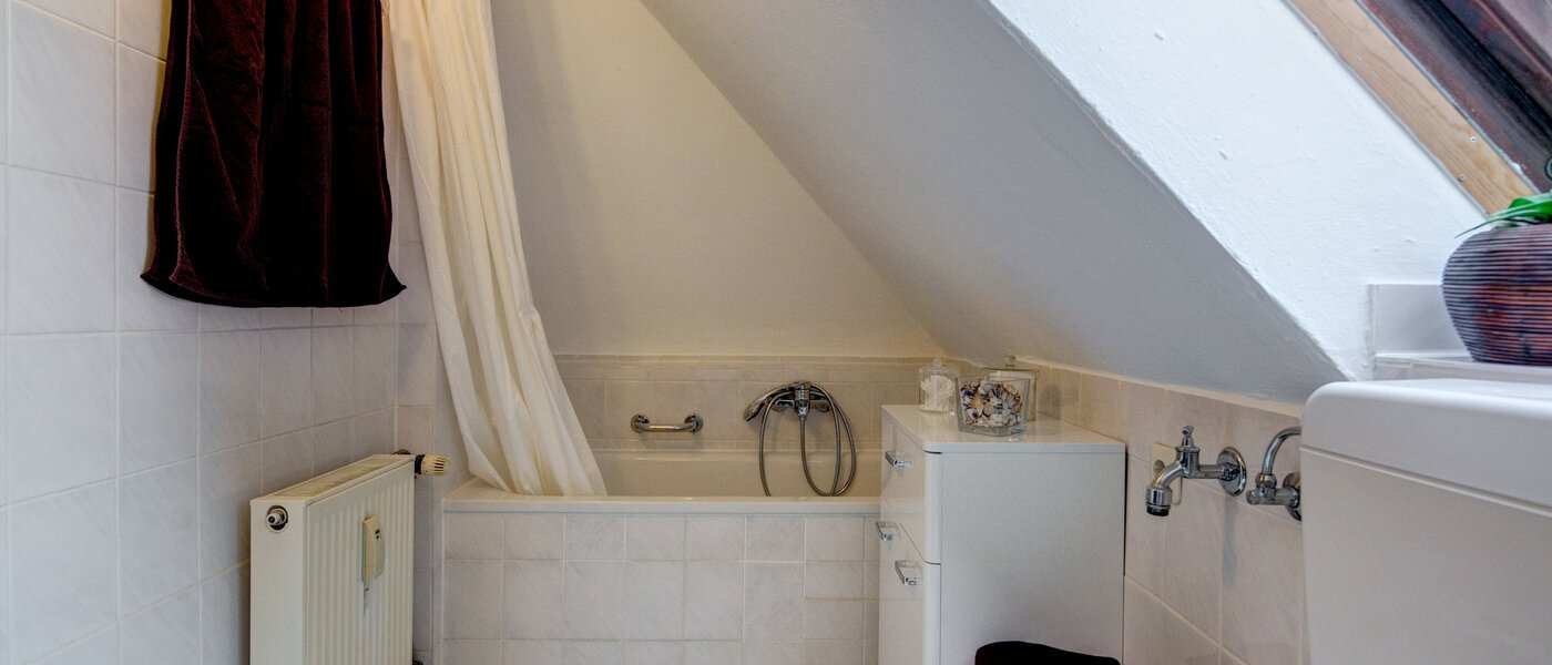 アティック・フラット（屋根裏） Gräfelfing 01 浴室 9079