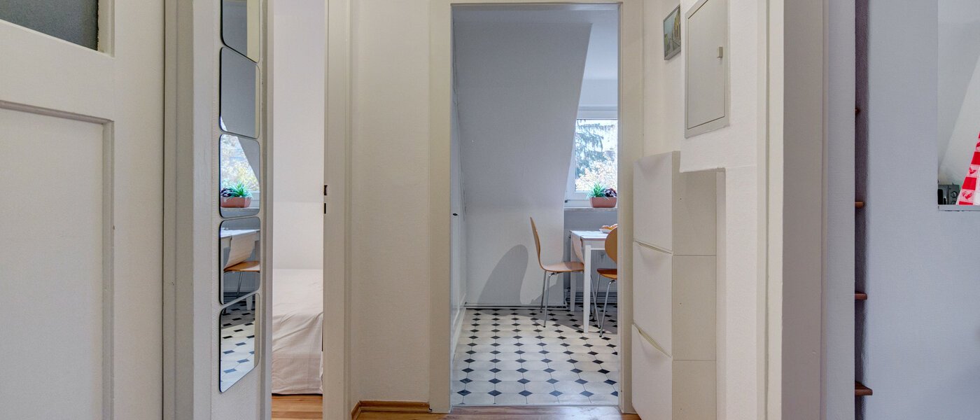 アティック・フラット（屋根裏） Gräfelfing 01 玄関入り口 9079