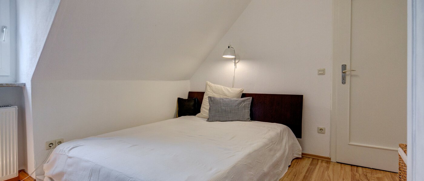 アティック・フラット（屋根裏） Gräfelfing 01 寝室 9079