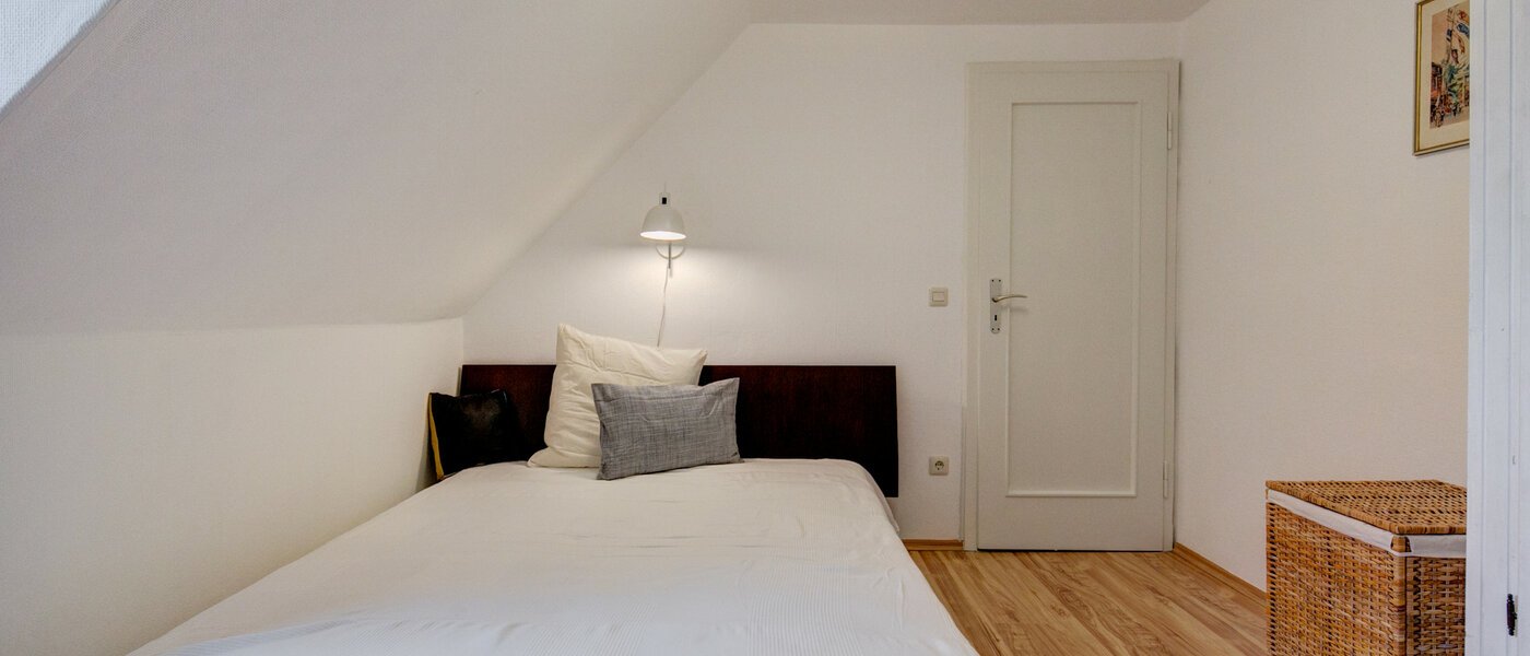 アティック・フラット（屋根裏） Gräfelfing 02 寝室 9079