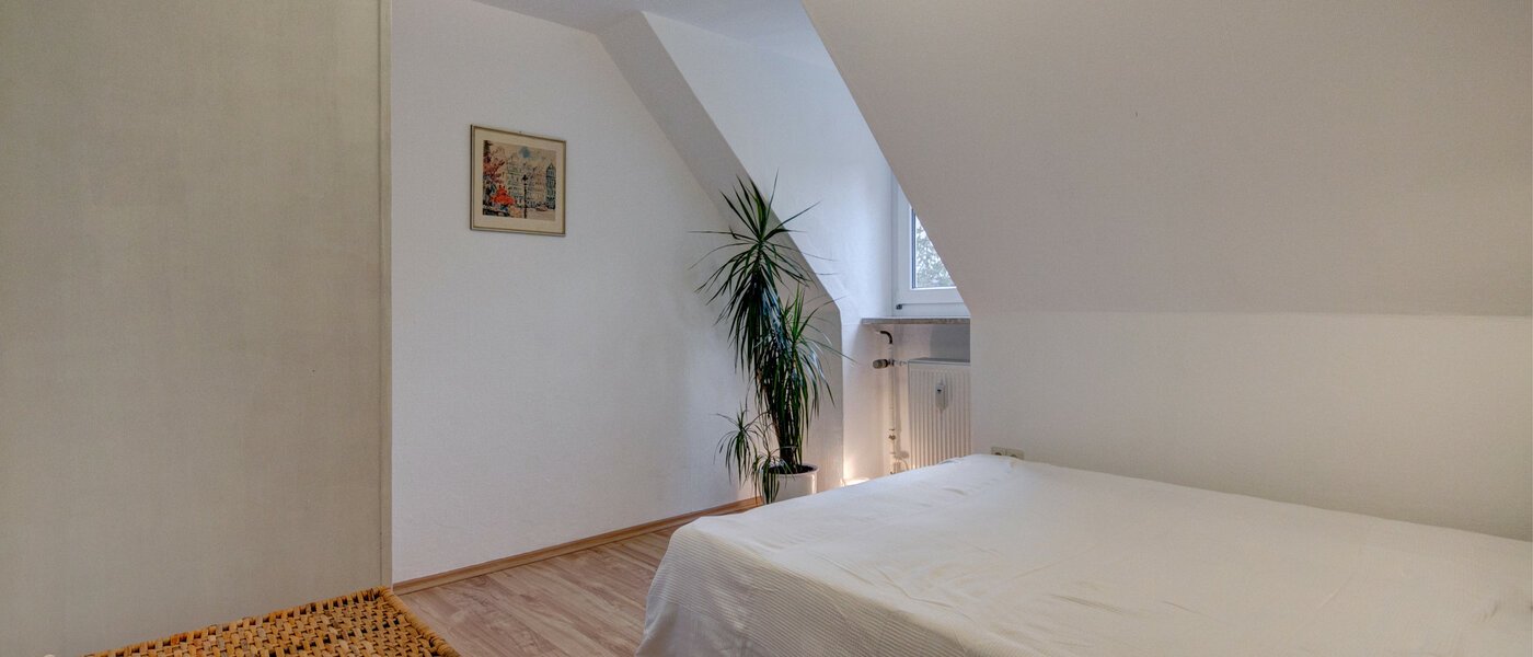 アティック・フラット（屋根裏） Gräfelfing 03 寝室 9079