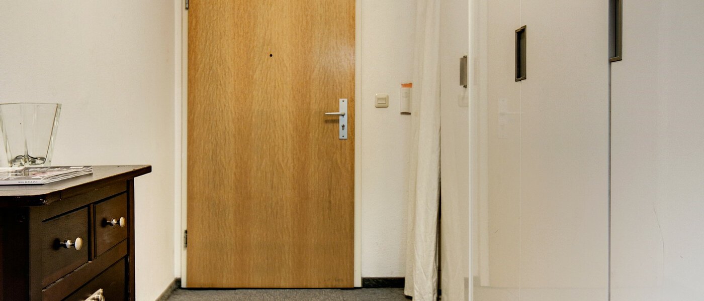 アティック・フラット（屋根裏） München Obergiesing 01 玄関入り口 9124