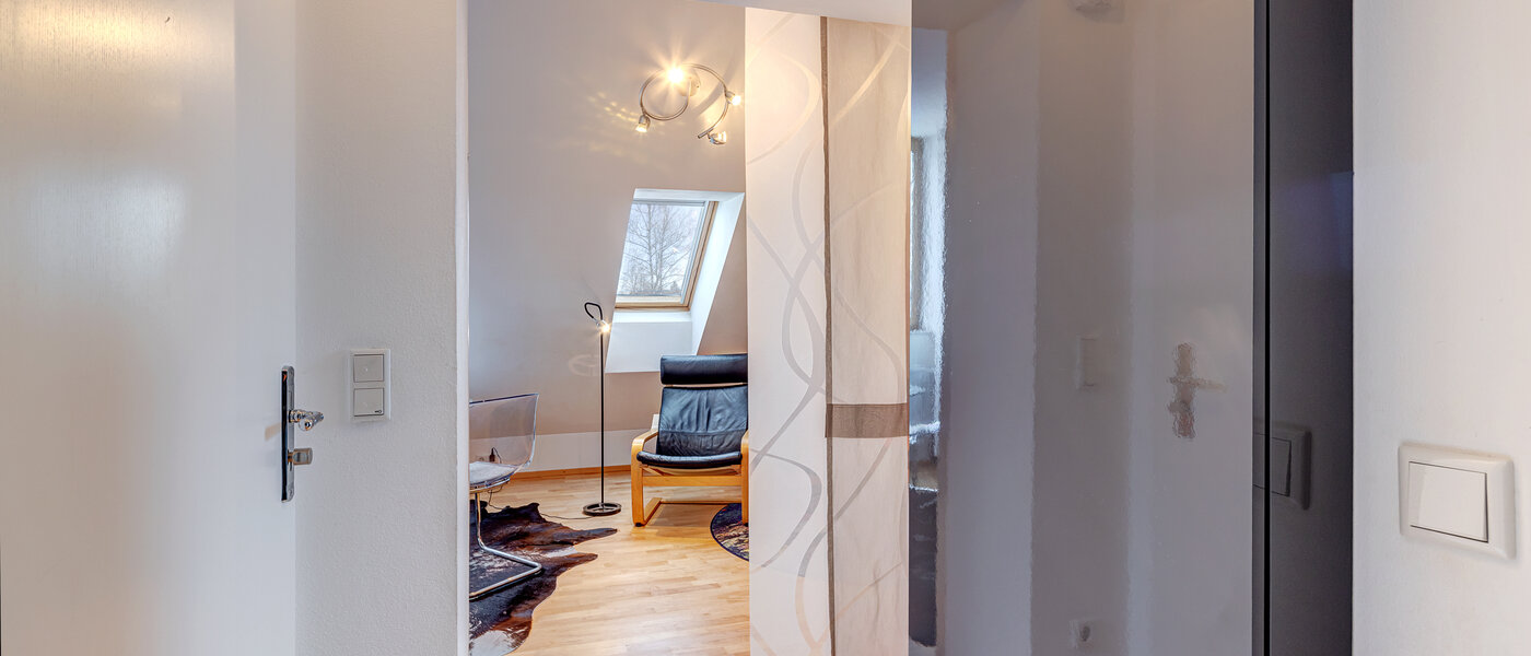 アティック・フラット（屋根裏） München Trudering 02 玄関入り口 9309