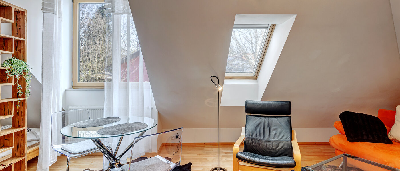 アティック・フラット（屋根裏） München Trudering 03 リビングエリア 9309