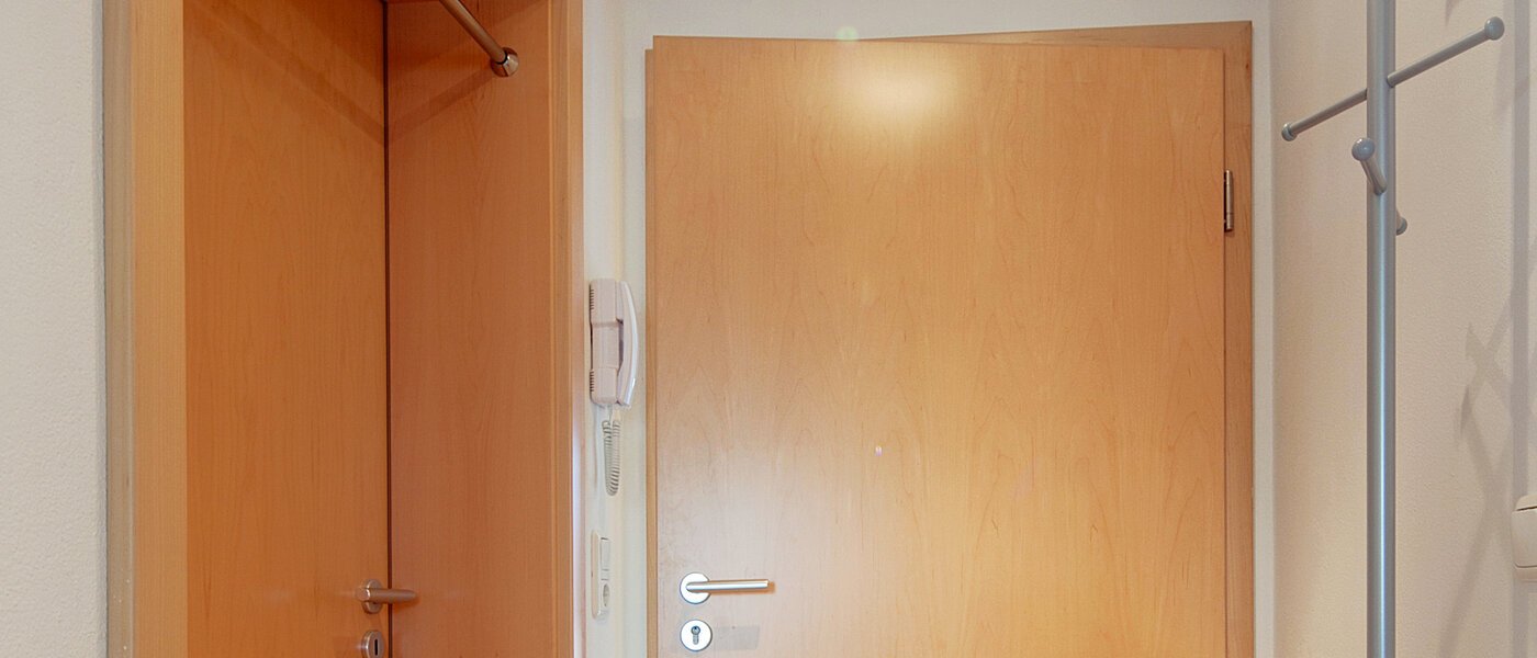 アティック・フラット（屋根裏） München Feldmoching 02 玄関入り口 9344