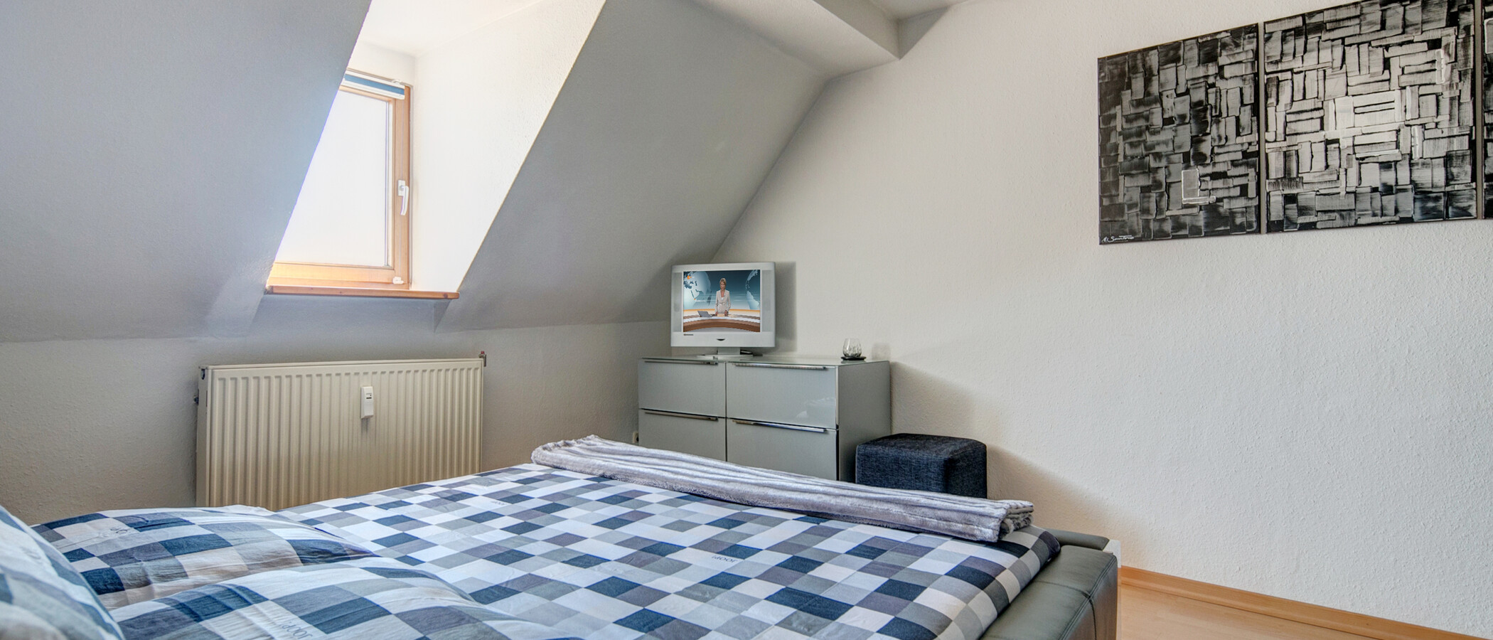 アティック・フラット（屋根裏） München Haidhausen 02 寝室 9579