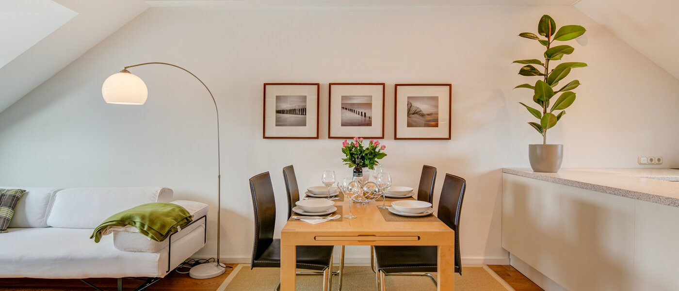 アティック・フラット（屋根裏） München Thalkirchen 02 リビングルーム 9893