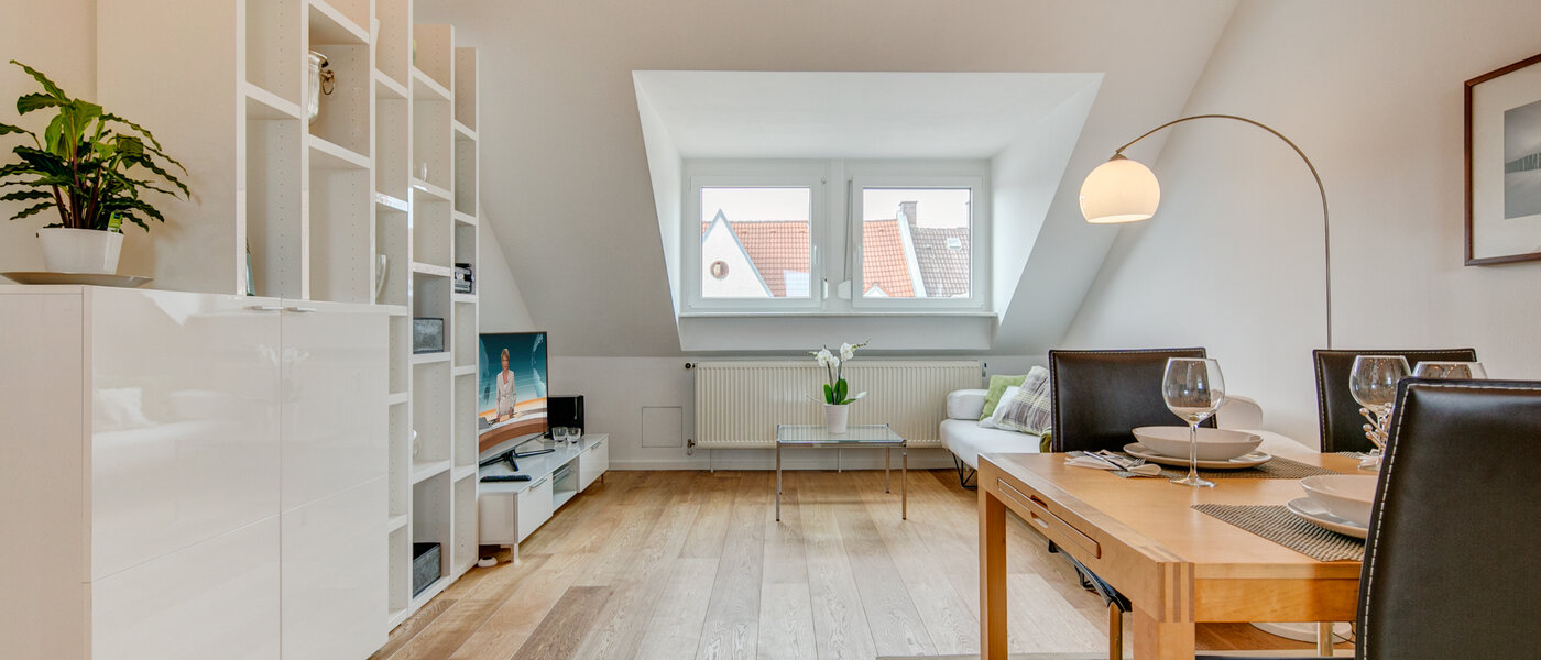 アティック・フラット（屋根裏） München Thalkirchen 03 リビングルーム 9893