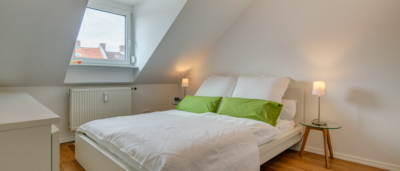 アティック・フラット（屋根裏） München Thalkirchen 01 寝室 9893