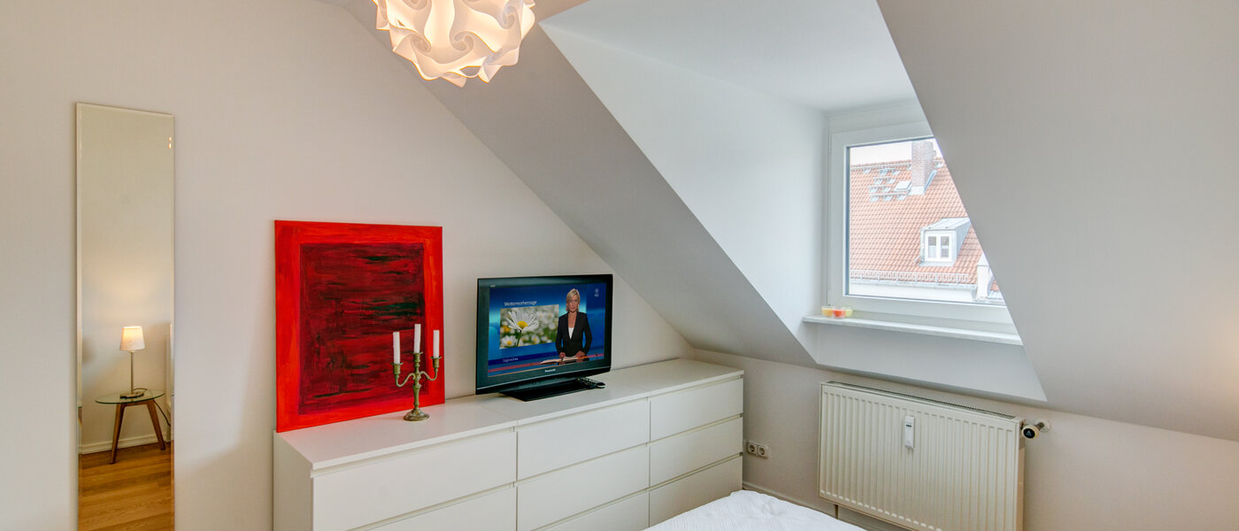 アティック・フラット（屋根裏） München Thalkirchen 02 寝室 9893