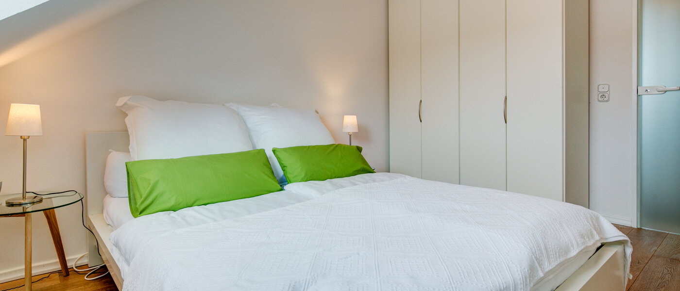 アティック・フラット（屋根裏） München Thalkirchen 04 寝室 9893