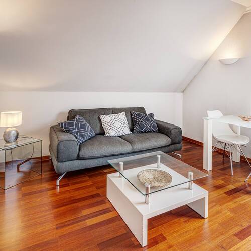 アティック・フラット（屋根裏） 部屋数 2 部屋 | ミュンヘン-Oberföhring | 1206