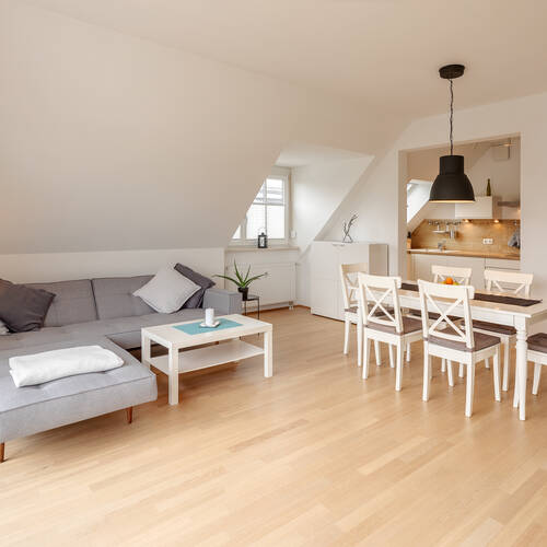 アティック・フラット（屋根裏） 部屋数 2 部屋 | ミュンヘン-Lerchenau | 12556