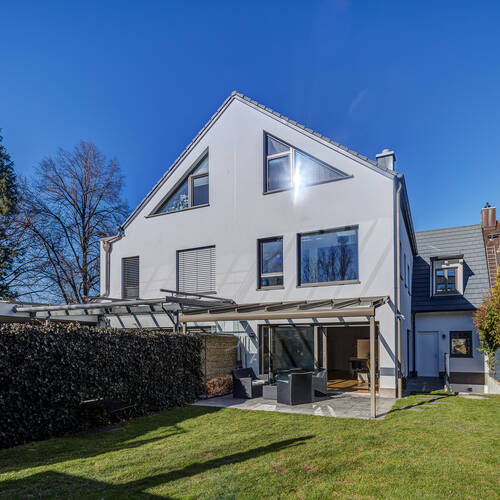 セミ・デタッチド・ハウス（一戸建てを二つに分けた家屋） 部屋数 5 部屋 | ミュンヘン-Feldmoching | 12903