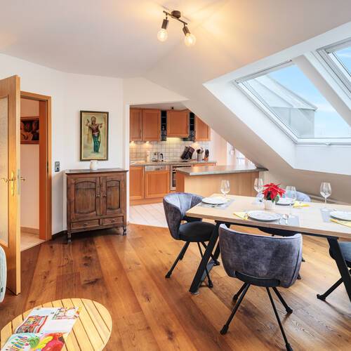 アティック・フラット（屋根裏） 部屋数 3 部屋 | ミュンヘン-Neufahrn b. Freising | 14673