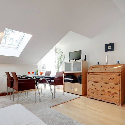 アティック・フラット（屋根裏） 部屋数 2.5 部屋 | ミュンヘン-Feldmoching | 9344