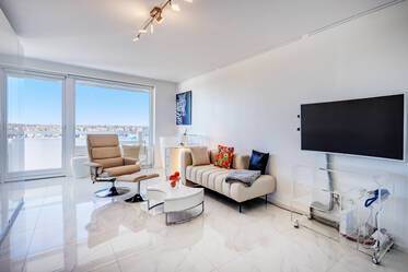 アルプスの景色とプール付きデザインアパートメント賃貸 