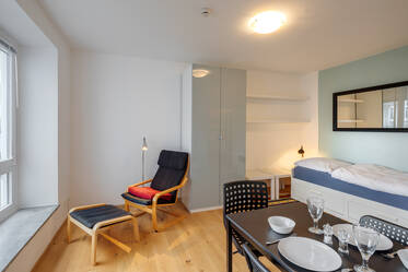 中庭に面した、静かな家具付き賃貸物件