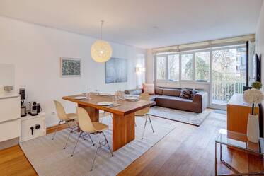 カウルバッハ通りの好立地、静かな環境