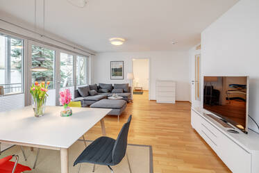 3つのバルコニー付きの日当たりの良い4ルームアパートメント