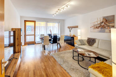 好立地のマンションで、家具は新品同様です