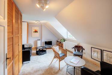 美しくしつらえられた アティック・フラット（屋根裏） 場所： Pasing