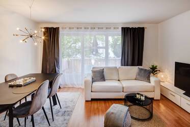 日当たりの良いバルコニー付きの閑静な読書棟のアパートメント