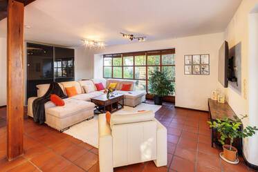 家族向けの庭付きセミデタッチドハウス