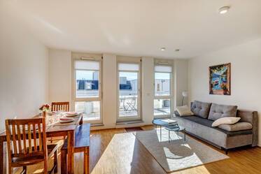 明るい屋根裏部屋のアパートメント、広いテラス付き