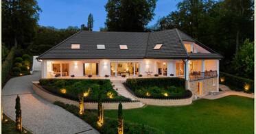 湖を一望できる見事な邸宅