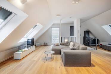 美しくしつらえられた アティック・フラット（屋根裏） 場所： Allach