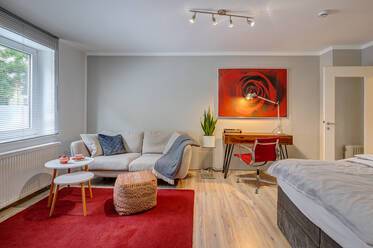 共同庭付きの広々とした1階アパートメント