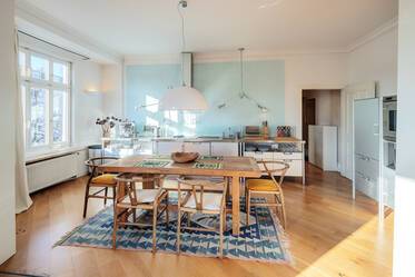 時代を感じさせるアパートメント、オープンプランのリビング・ダイニングエリア付き