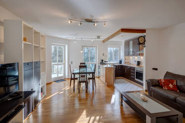 広々とした2部屋のアパートメント（2階建て駐車場付き）