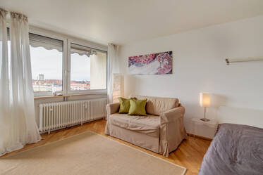 Möblierte Wohnung mit Balkon, Nähe Rotkreuzplatz