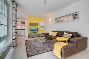 インターネット完備、庭とテラス付きの新築同然のアパート