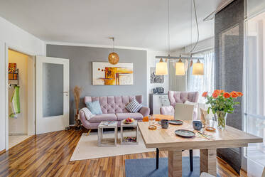 南西向きロッジア付きのモダンなアパートメント