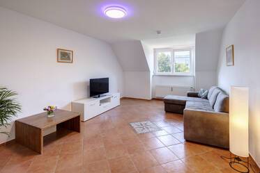 美しくしつらえられた アティック・フラット（屋根裏） 場所： Trudering