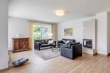 とても美しいインテリア セミ・デタッチド・ハウス（一戸建てを二つに分けた家屋） 場所： Oberhaching