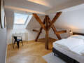 アティック・フラット（屋根裏） München Glockenbachviertel 02 1. 寝室 12963